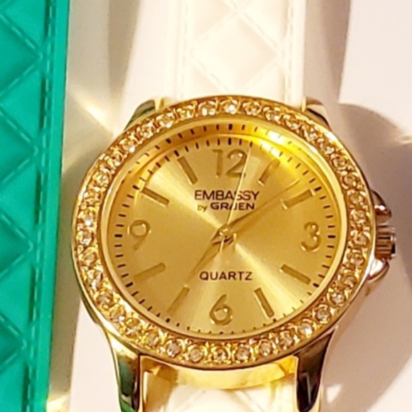 Embassy Quartz Watch with 5 Colorful Bands - Picture 5 of 6